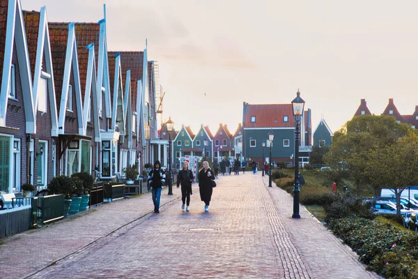 Volendam Países Bajos Octubre 2022 Personas Caminando Por Una Calle —  Fotos de Stock