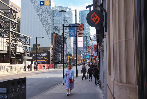 Toronto Canadá Octubre 2022 Personas Caminando Por Acera Una Calle — Foto de Stock
