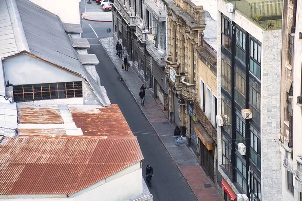2022年10月31日 乌鲁圭 蒙太奇 在阳光明媚的早晨 一位拉蒂诺男子在人行道上走过停放着的汽车 — 图库照片