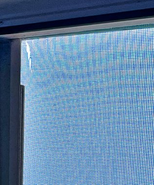 Kırık bir cibinlik ve onarılmaya hazır bir delik.