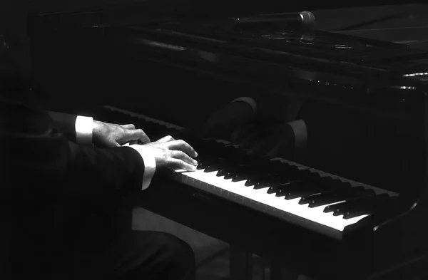 Pianista Está Tocando Piano Cauda Com Reflexões Sobre Instrumento Elegante — Fotografia de Stock