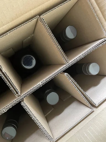 Человек Упаковывает Бутылку Вина Заказанную Интернете Коробки Доставкой — стоковое фото