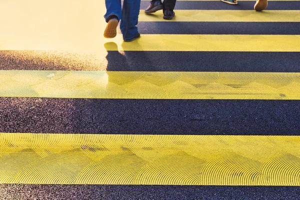 Крупним Планом Людина Пішохідному Переході Вдень — стокове фото