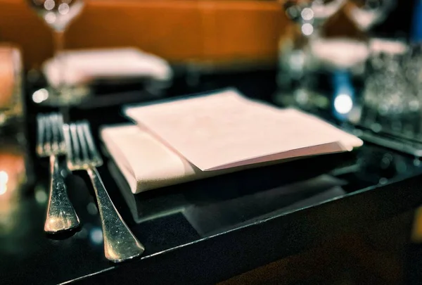 Egy Elkészített Luxus Asztal Szalvétával Evőeszközök Étlap — Stock Fotó