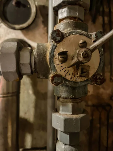 Borular ve Fransa 'da klasik bir ısıtma sistemini çalıştır