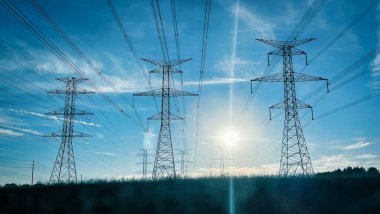 Yüksek gerilimli elektrik hattı. Sütunlar Kanada ağının bir parçası.