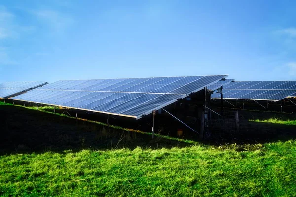 太阳能电池板放置在室外 收集可持续可再生能源 — 图库照片