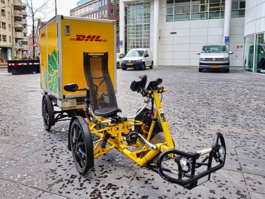 Den Haag, Hollanda - Kasım 03 2021: Alman DHL tarafından kullanılan çevre dostu elektrik dağıtım arabası