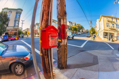 San Francisco, ABD - 27 Şubat 2013: Nopa bölgesindeki kaldırımda bir kavşağın yanındaki ahşap bir direkte yangın musluğu.