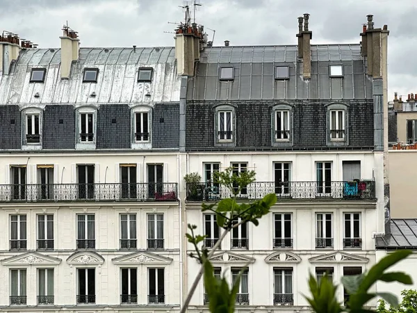 Paris Fransa Nisan 2023 Klasik Haussmann Mimari Tarzı Fransız Balkonlu — Stok fotoğraf