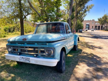 Colonia del sacramento, uruguay - Kasım 2 2022: paslı mavi renkli bir Ford F-100 model kamyonet.