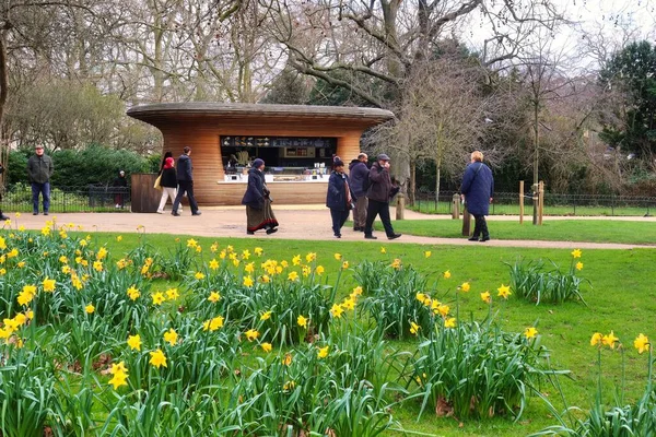 Londres Reino Unido Março 2022 Pessoas Estão Caminhando Calmamente Parque — Fotografia de Stock