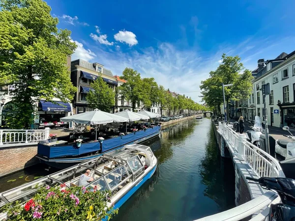 Delft Hollanda Haziran 2022 Kanallı Tarihi Hollanda Kentinde Köprü Üzerinde — Stok fotoğraf
