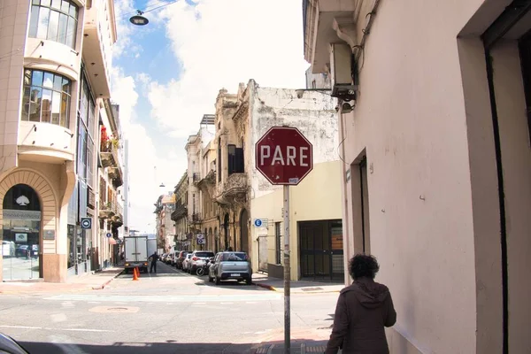 Montevideo Uruguai Outubro 2022 Latino Está Caminhando Calçada Passando Sinal — Fotografia de Stock
