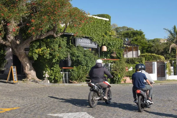 Colonia Del Sacramento Uruguay November 2022 Люди Мотоциклах Проходять Повз — стокове фото