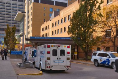 Toronto, Kanada - 25 Ekim 2022: Toronto Genel Hastanesi 'nin bulunduğu binada ambulanslar ve hastalar
