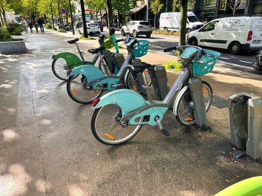 Paris, Fransa - 12 Nisan 2023: Bisikletler metro istasyonunun yanındaki bisiklet paylaşım sistemine park edildi