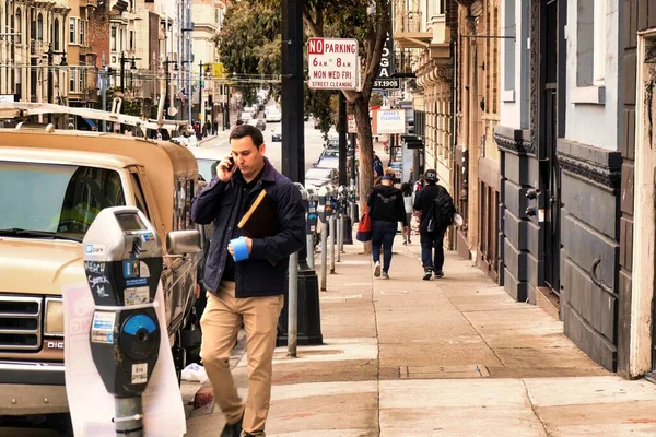 San Francisco Estados Unidos Febrero 2020 Hombre Está Caminando Por —  Fotos de Stock