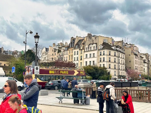 フランス 4月11 2023 ツアーバスは多くの人々とパリのハウスマン建築物と忙しい通りを通過します — ストック写真