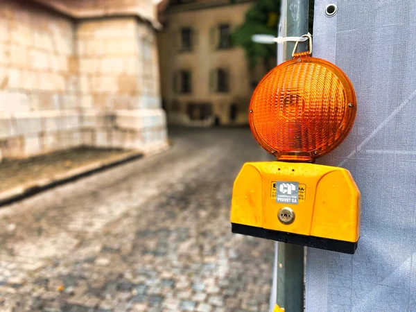 ジュネーブ スイス 9月15 2021 警告標識や照明は 作業や建設ゾーンを示しており 道路のユーザーは注意が必要です — ストック写真