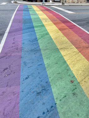 Toronto, Kanada - 25 Ekim 2022: yaya geçidinde eşcinsel kilise caddesinde gökkuşağı renkleriyle boyanmış kişi