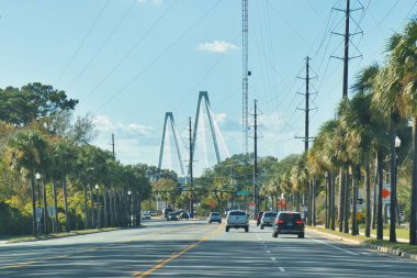 Charleston, Birleşik Devletler - Kasım 7 2022: Arabalar Charleston yakınlarındaki bir köprü yolunda ilerliyor, bakır nehir köprüsü.