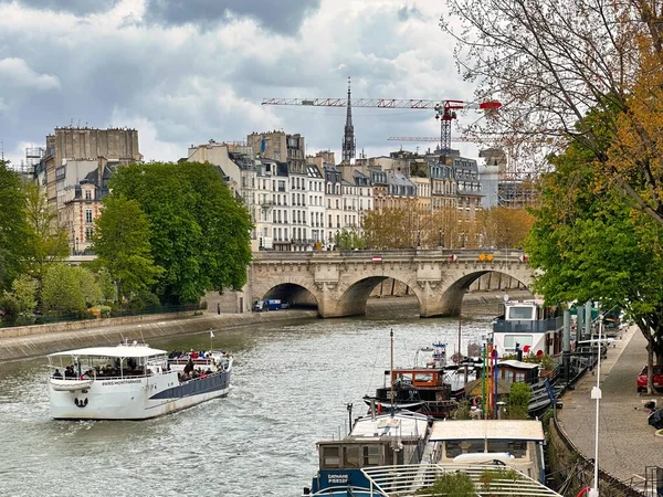 Παρίσι Γαλλία Απριλίου 2023 Κρουαζιερόπλοια Στον Ποταμό Σηκουάνα Κοντά Στη — Φωτογραφία Αρχείου