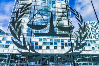Lahey, Hollanda - 19 Nisan 2016: Uluslararası Icc ceza mahkemesinin logosu binanın girişinde..