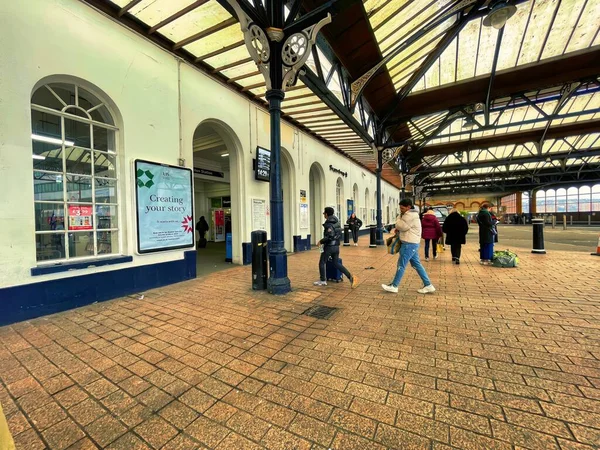 Brighton Wielka Brytania Marca 2022 Pasażerowie Wchodzą Wychodzą Głównego Wejścia — Zdjęcie stockowe