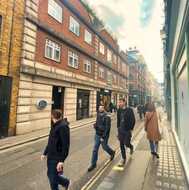 Londra, Birleşik Krallık - 6 Mart 2022: Carnaby Mahallesi 'nde kaldırımda çok sayıda modern insan var.