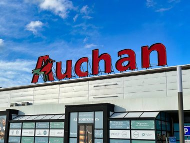 Lille, Fransa - 12 Nisan 2023: büyük auchan tabelası market zincirinin bulunduğu yerin üzerine yerleştirildi.