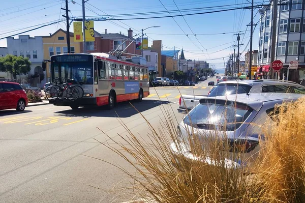 2015年9月23日アメリカ サンフランシスコ郊外の路上を自転車で走るバス — ストック写真