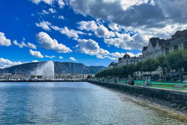 Cenevre, İsviçre - 08 Eylül 2022: Şehrin su cephesi ünlü çeşme, tarihi binalar ve Cenevre Gölü