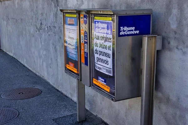 スイスジュネーブ発 2022年9月8日 トリビューン ジュネーブの新聞社がある街の通りに自動販売機が設置され — ストック写真