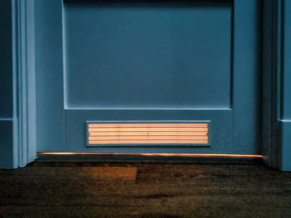 Oświetlenie Drugiej Strony Drzwi Przechodzi Przez Siatkę Wentylacyjną — Zdjęcie stockowe