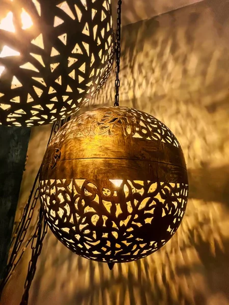 壁にはいくつかの典型的な銅のペルシャやモロッコのランプの反射が見えます — ストック写真