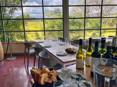 Montevideo, uruguay - 31 Ekim 2022: Şarap tatma ve şaraphanedeki yerel yiyeceklerle vedalaşma