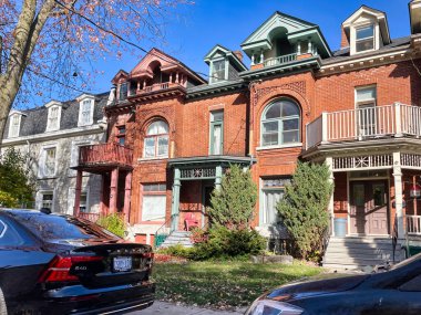 Kingston, Kanada - 23 Ekim 2022: Gündüz vakti devrilen ağaçlarla çevrili tarihi evler