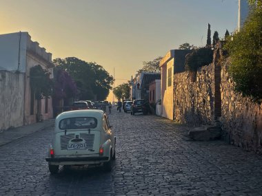 colonia del sacramento, uruguay - Kasım 2 2022: Koloni UNESCO dünya mirası sahasının önünde park etmiş klasik yeşil fiat 600 araba