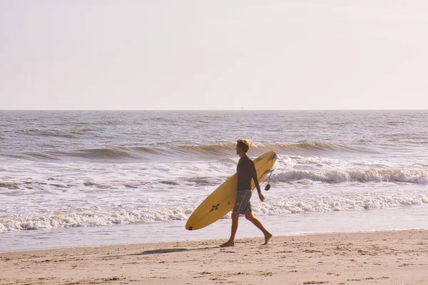 Charleston Estados Unidos Novembro 2022 Surfista Jovem Que Anda Praia — Fotografia de Stock