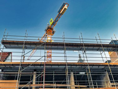 Lahey, Hollanda - 16 Aralık 2021: kentte bir apartman inşaatı ve iskelesi devam ediyor ve vinç kullanımda