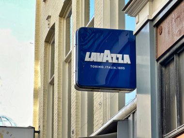 Lahey, Hollanda - 23 Ocak 2023: Lavza kahveli bir restoranın ön cephesi ve tabelası