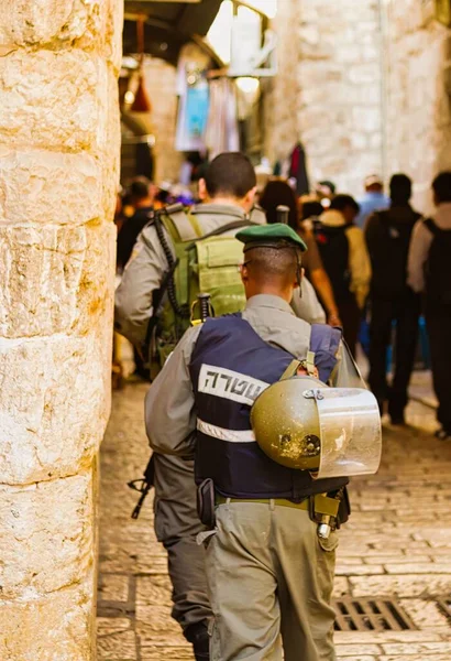 エルサレム イスラエル 2010年11月12日 エルサレムの忙しい旧市街で2人のイスラエル兵のパトロール — ストック写真