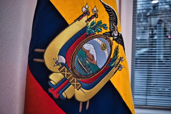Haga Holandia Marca 2023 Zbliżenie Flagi Narodowej Republiki Ekwadoru Tarczą — Zdjęcie stockowe
