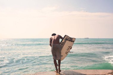 Honolulu, ABD, Aralık 06 2012: Aloha sörf tahtası ile Hawaii sörfü Waikiki sahilinde suya atlıyor