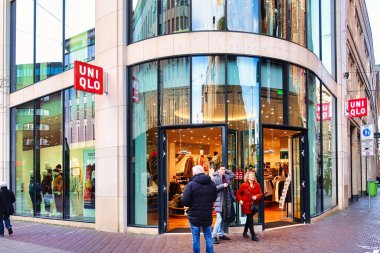 Den Haag, Hollanda - 01 Kasım 2021: alışveriş merkezindeki büyük bir mağazanın girişi