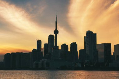 Toronto, Kanada - 24 Ekim 2022: Günbatımında ortasında cn kulesi olan Toronto şehrinin ufuk çizgisini oluşturan gökdelenler