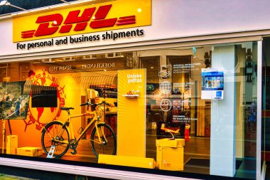 Lahey, Hollanda - 03 Ocak 2022: sevkiyat ve paketler bu hızlı dağıtım hizmeti mağazasına bırakılabilir