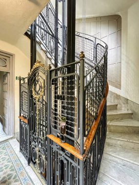 Montevideo, uruguay - Kasım 12022: Tarihi retro açık asansör veya klasik bir binada asansör