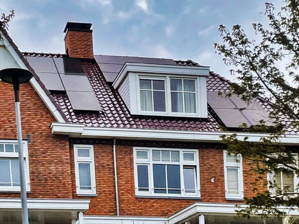 2022年6月19日 屋根に太陽電池パネルを備えたモダンなオランダの家 — ストック写真